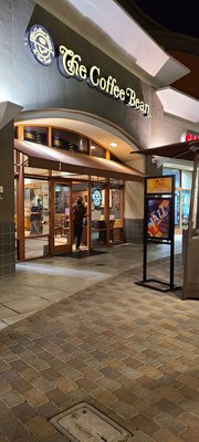 The Coffee Bean & Tea Leaf by null