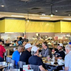 Jason's Deli - Specious dining room.