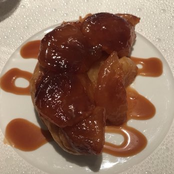 Restaurant Gordon Ramsay - Caramelized apple tarte Tatin with vanilla bean ice cream. This was a great dessert. Perfect for 2 people. - French Near Me - London, XGL