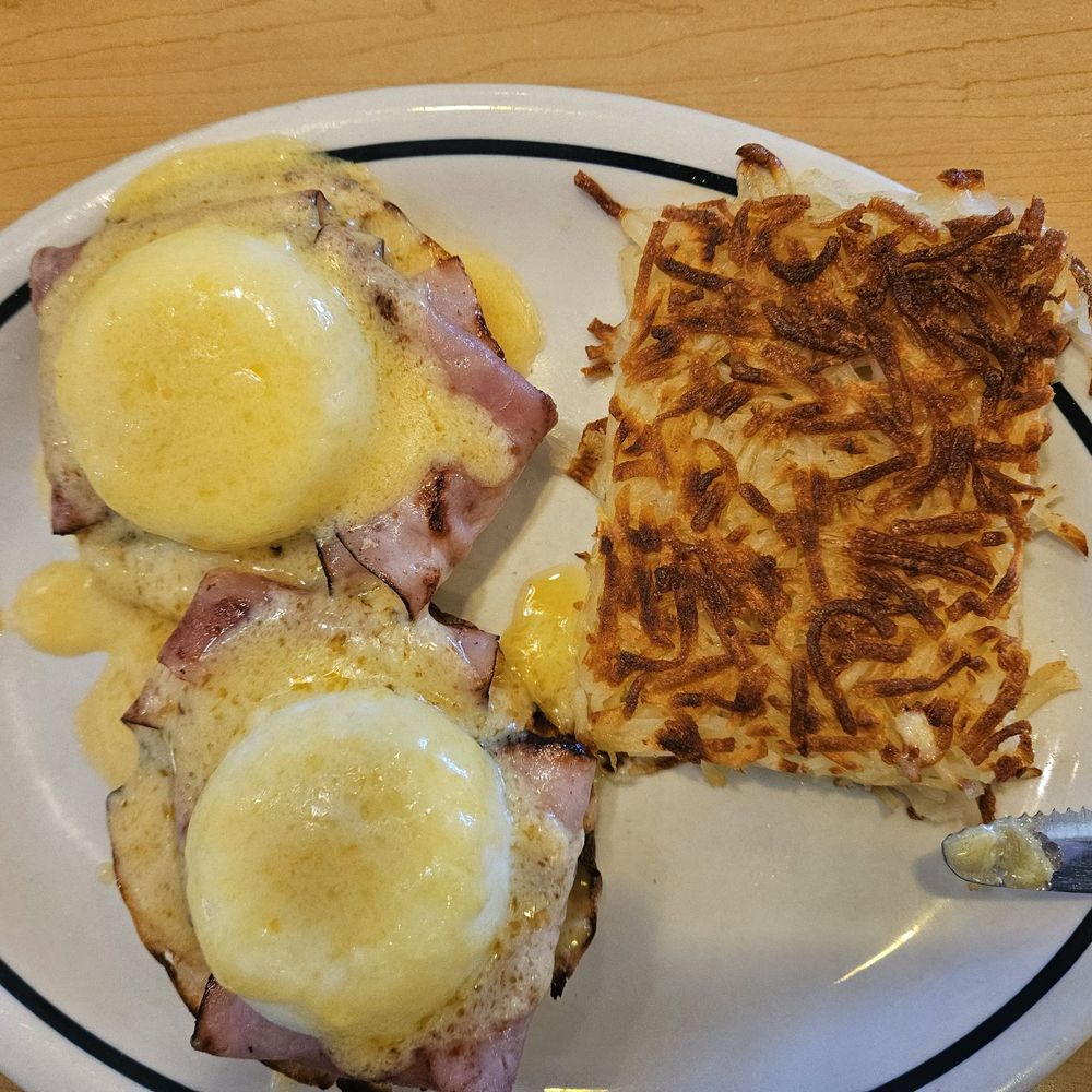 Classic Eggs Benedict with hashbrown Classic Eggs Benedict with hashbrown