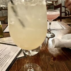 L'inizio - Sips: ('Hugo Spritz': Elderflower+Cava+Lime/ Cosmo)