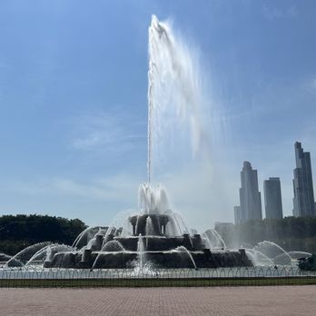 Buckingham Fountain - Landmarks & Historical Buildings Near Me - Chicago, Illinois