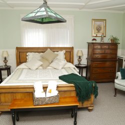 Country Manor Inn - Sage suite King bed