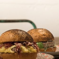 Puspaayu - Hamburguesas: Puspaayu y Mami Blue