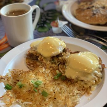 808 Grindz Cafe - Kalua Pork Hash Benny - Cafes Near Me - Lahaina, Hawaii