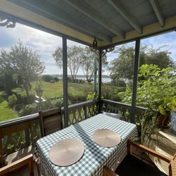 Whitehaven Hotel - We had breakfast on the porch overlooking their beautiful yard and the river.