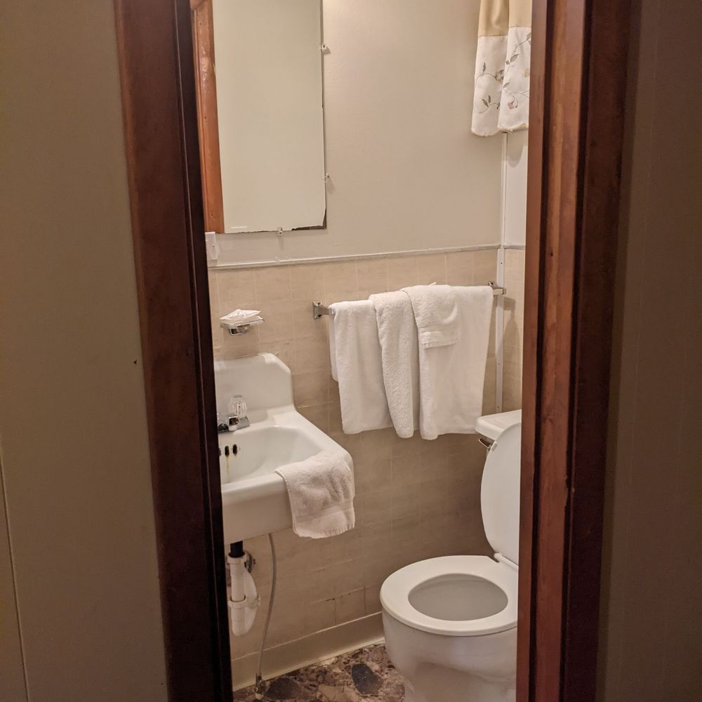 Valley View Motel - Small bathroom room 7. - Hotels Near Me - Celina, Tennessee Valley View Motel - Small bathroom room 7. - Hotels Near Me - Celina, Tennessee