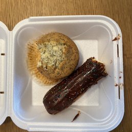 Eclair / poppyseed muffin Eclair / poppyseed muffin