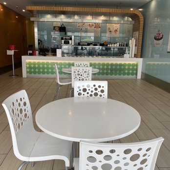 Pinkberry - a white table and chairs in a restaurant - Ice Cream & Frozen Yogurt Near Me - Cranston, Rhode Island