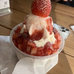 Strawberry bingsu Strawberry bingsu