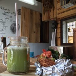 Saludable Tentación - Agua exótica y Sandwich vegetariano