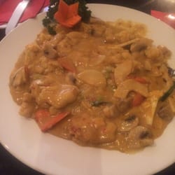 Mango - Gelbes Curry mit Hühnchen, auch nicht so scharf wie angepriesen, aber sonst ok.
