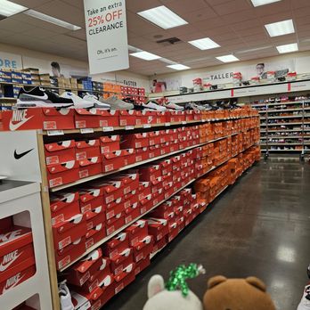 Famous Footwear - Neat and clean - Shoe Stores Near Me - Kapolei, Hawaii