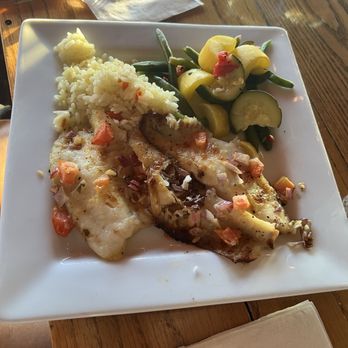 Red Coach Inn - Fish and rice - Wine Bars Near Me - Niagara Falls, New York