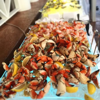 Shoals Club - Seafood bar at wedding - Country Clubs Near Me - Bald Head Island, North Carolina
