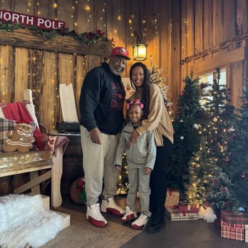 Redhead Bay Cafe - Family holiday stage photo - New American Near Me - Virginia Beach, Virginia