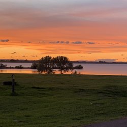 Willow Bay Resort - Best sunset pic we took ! Almost looks like something from Lion King lol
