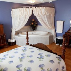 Labors of Love Midwifery - Tranquility Suite with it's soulful blue color scheme and beautiful hydrangeas symbolizing abundance