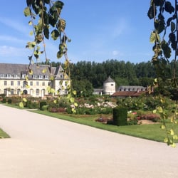 Jardins de Valloire - Vue sur l'abbaye et la roseraie.