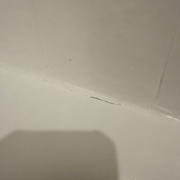 Cracks in the corner and bubbles on the tub Cracks in the corner and bubbles on the tub