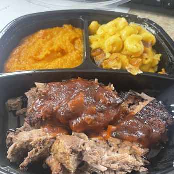 Smokejack BBQ - Brisket with Mac & cheese and sweet potatoes - Barbeque Near Me - Alpharetta, Georgia Smokejack BBQ - Brisket with Mac & cheese and sweet potatoes - Barbeque Near Me - Alpharetta, Georgia