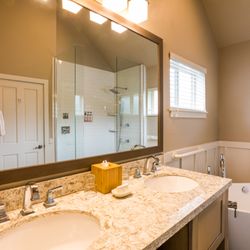 The Ocean Lodge - Soaking Tub and Walk-In Shower