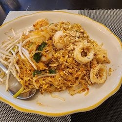 Pineapple Thai cuisine - Pad thai with seafood