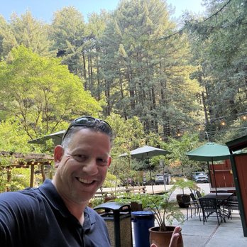 Mystery Spot - Outside sitting area - Amusement Parks Near Me - Santa Cruz, California