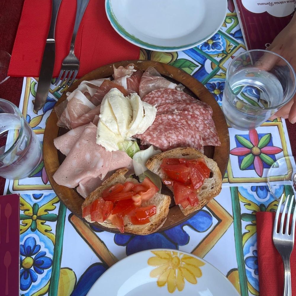 Bistró al 133 - Bruschetta, salame, prosciutto, mortadella, and fresh mozzarella. - Bistros Near Me - Rome, RM Bistró al 133 - Bruschetta, salame, prosciutto, mortadella, and fresh mozzarella. - Bistros Near Me - Rome, RM