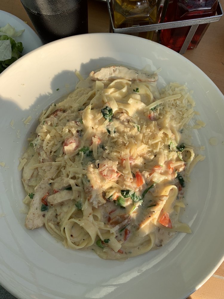 Order Fettuccine Alfredo With Chicken Breast food online from Phil's Fish Market and Eatery store, Moss Landing on bringmethat.com