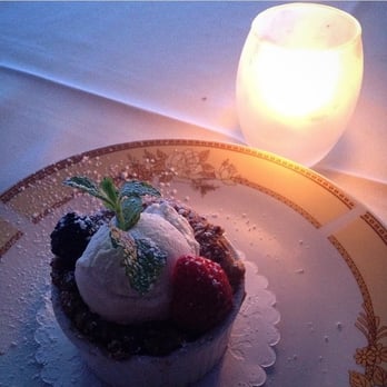 Moonshadows - Strawberry rhubarb crisp - Seafood Near Me - Malibu, California Moonshadows - Strawberry rhubarb crisp - Seafood Near Me - Malibu, California