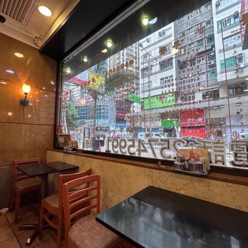 強記飯店 - Inside looking out - Cantonese Near Me - Hong Kong, HK