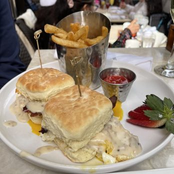 Brunch 101 - Biscuits and gravy sliders - Breakfast & Brunch Near Me - Cathedral City, California Brunch 101 - Biscuits and gravy sliders - Breakfast & Brunch Near Me - Cathedral City, California