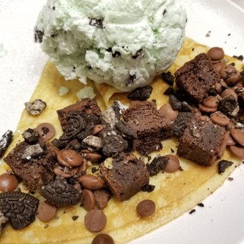 Demetres Downtown Markham - Beauty and the Feast w/milk chocolate buttons, brownies, oreo crumble & mint chocolate chip ice cream - missing chocolate sauce :( - Desserts Near Me - Markham, Ontario
