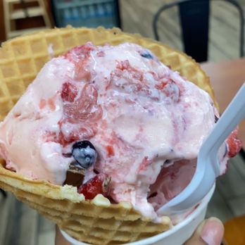 Cold Stone Creamery - Strawberry Ice cream with blueberries and strawberries - Ice Cream & Frozen Yogurt Near Me - Meridian, Idaho