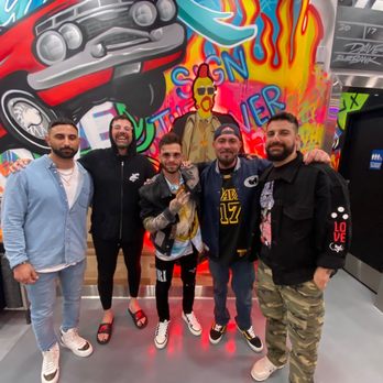 Dave's Hot Chicken - Sam Tripoli with the Founders & V - Chicken Shop Near Me - Burbank, California Dave's Hot Chicken - Sam Tripoli with the Founders & V - Chicken Shop Near Me - Burbank, California