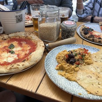 Oassis Natural Cooking - Margarita pizza and hummus - Spanish Near Me - Barcelona, B Oassis Natural Cooking - Margarita pizza and hummus - Spanish Near Me - Barcelona, B