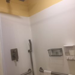 Apostle Islands Suite & Bunkhouse - Shower head & hand wand for handicapped (both worked well)