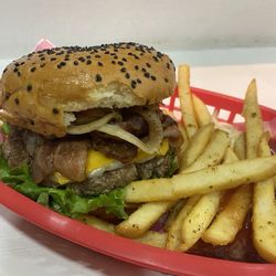 Pancho Burger - Burger with grilled onions and bacon