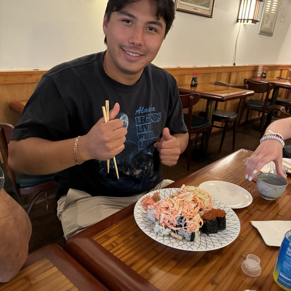 Crab mountain roll and 2-pieces of Ikura