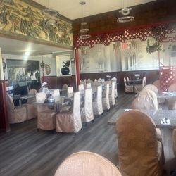 Lee's Chinese Restaurant - Some seating