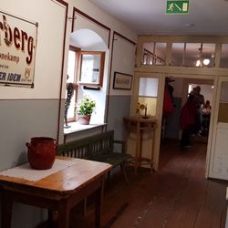 Schafferhof-Zoigl - Vor der Toi auf dem Gang