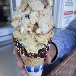 Lincoln Creamery - Graham central station and peanut butter caramel cookie dough