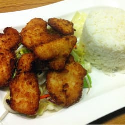 Lemon Grass - Knuspriges Hühnchen mit Erdnusssoße (nicht auf dem Bild), Reis und Salat
