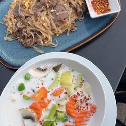 Restaurant Smile - Thai & Sushi - Soup and pad Thai