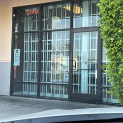 Corona Valley Optometry - Front of their store... still closed at 10:30.