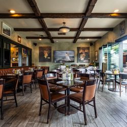 Hennessey's Tavern - Indoor/Outdoor Dining