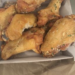Wings with no sauce and no flavor where is the garlic Parmesan???