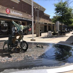 Lululemon - The outside of Lululemon!!!