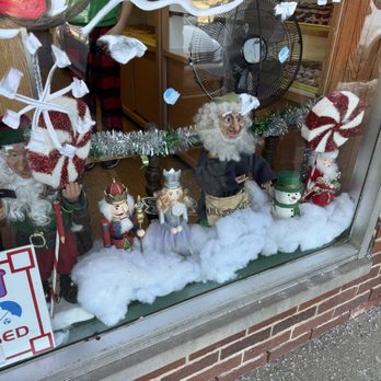 Allegretti's Bakery - The lovely holiday decorations in the window - Bakeries Near Me - Norridge, Illinois